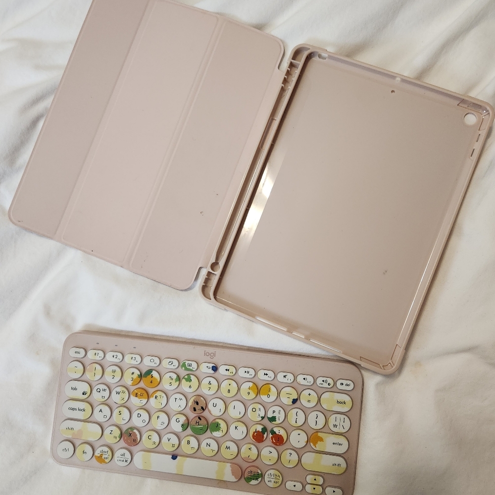 Logitech Wireless Keyboard and IPAD Case - Picture 2 of 8
